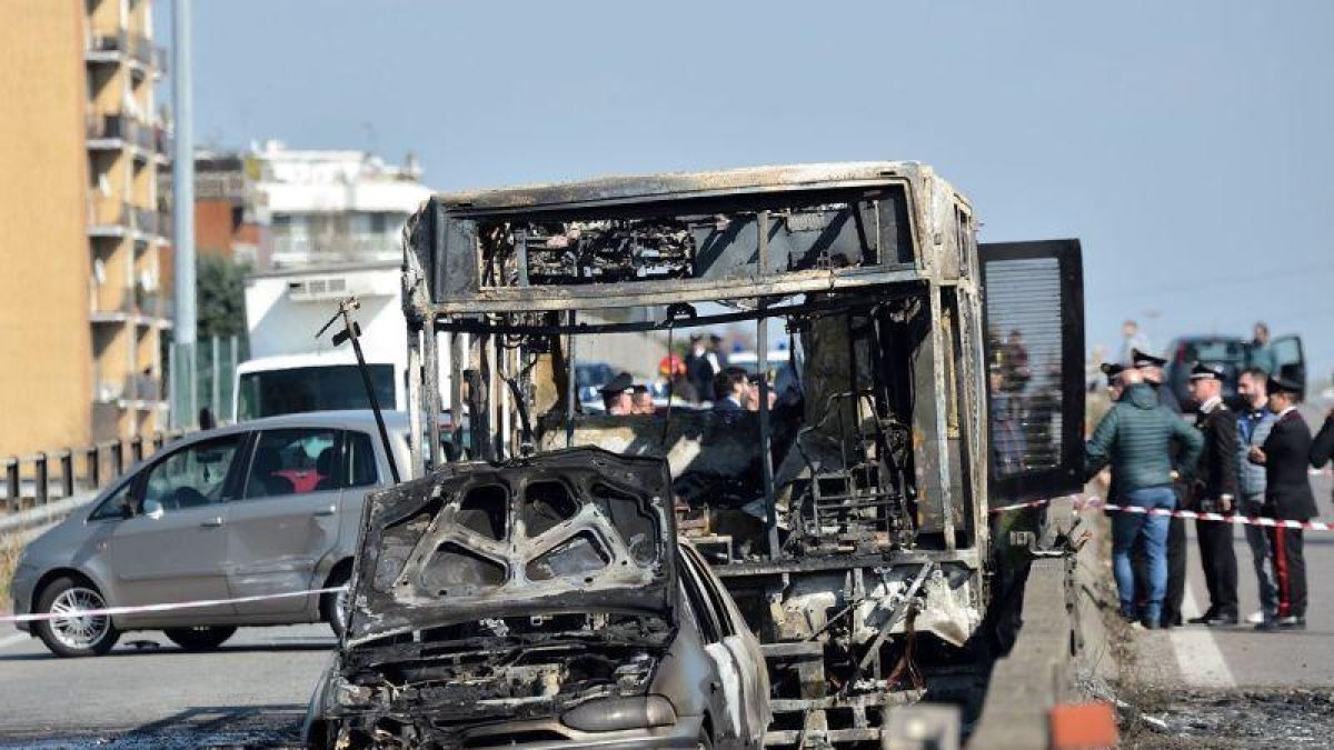El autobús escolar quemado por el conductor senegalés como protesta por la muerte de migrantes en Italia.