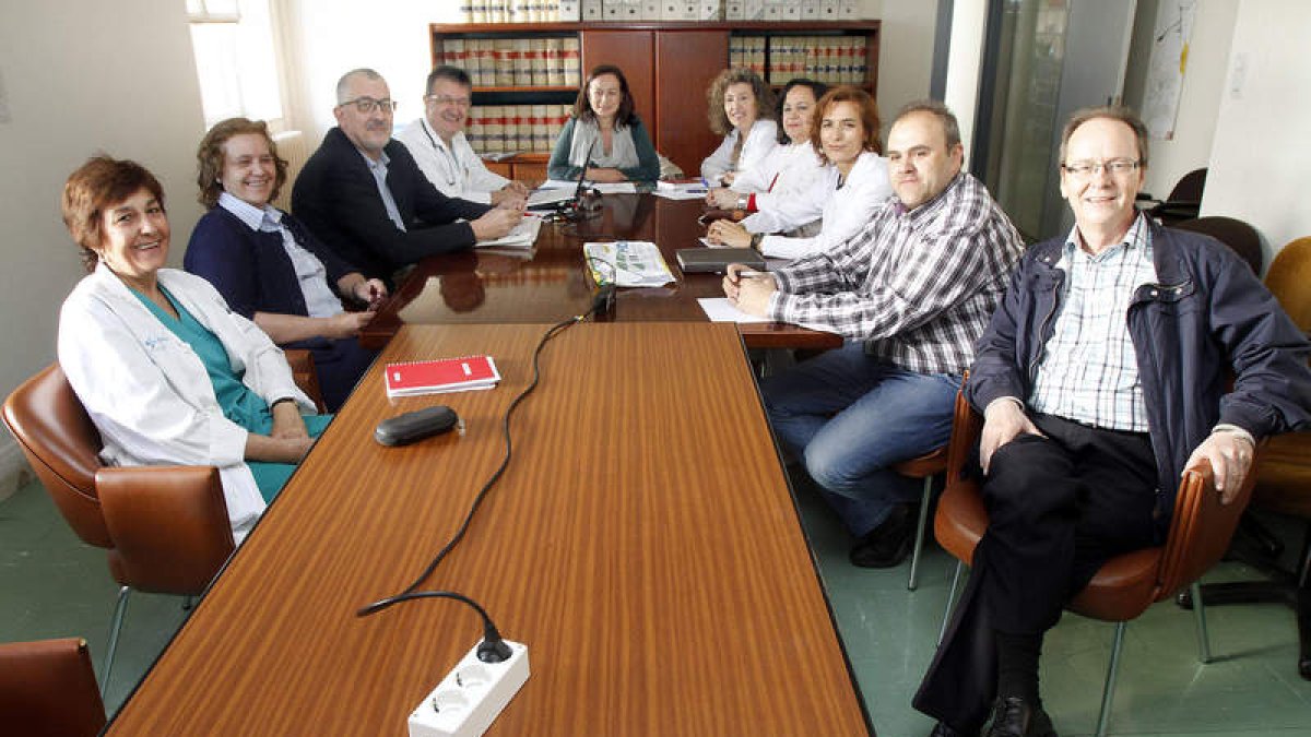 El equipo del comité de bioética del Hospital de León, en una de sus reuniones de trabajo.