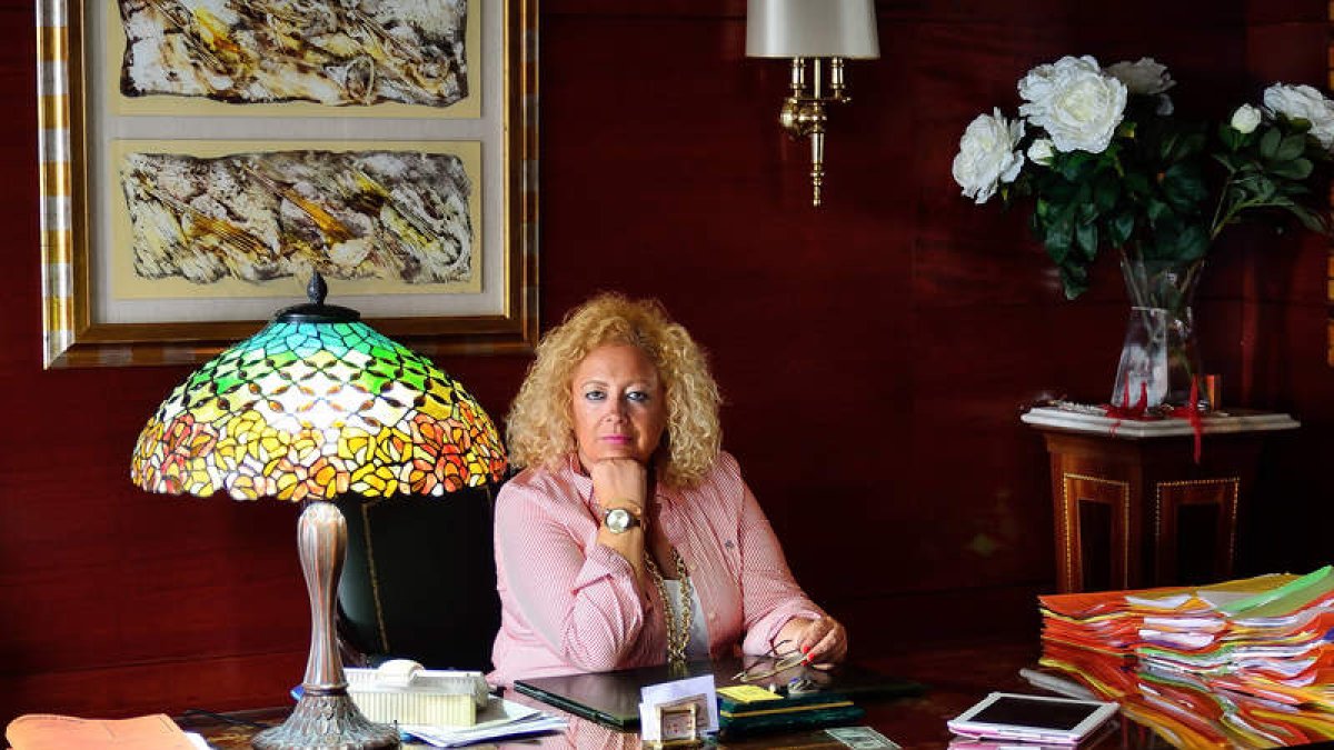 Charo Llamera, en su despacho de León. DL