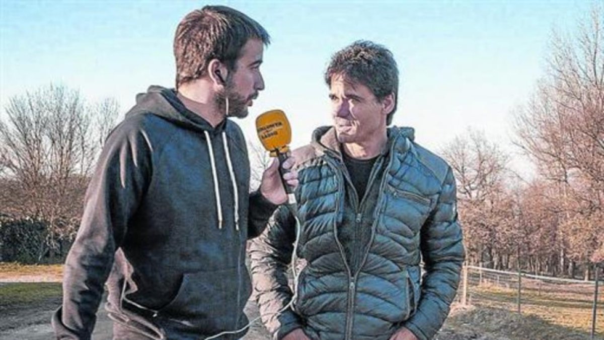El periodista Ricard Ustrell, durante la entrevista a Àlex Crivillé.