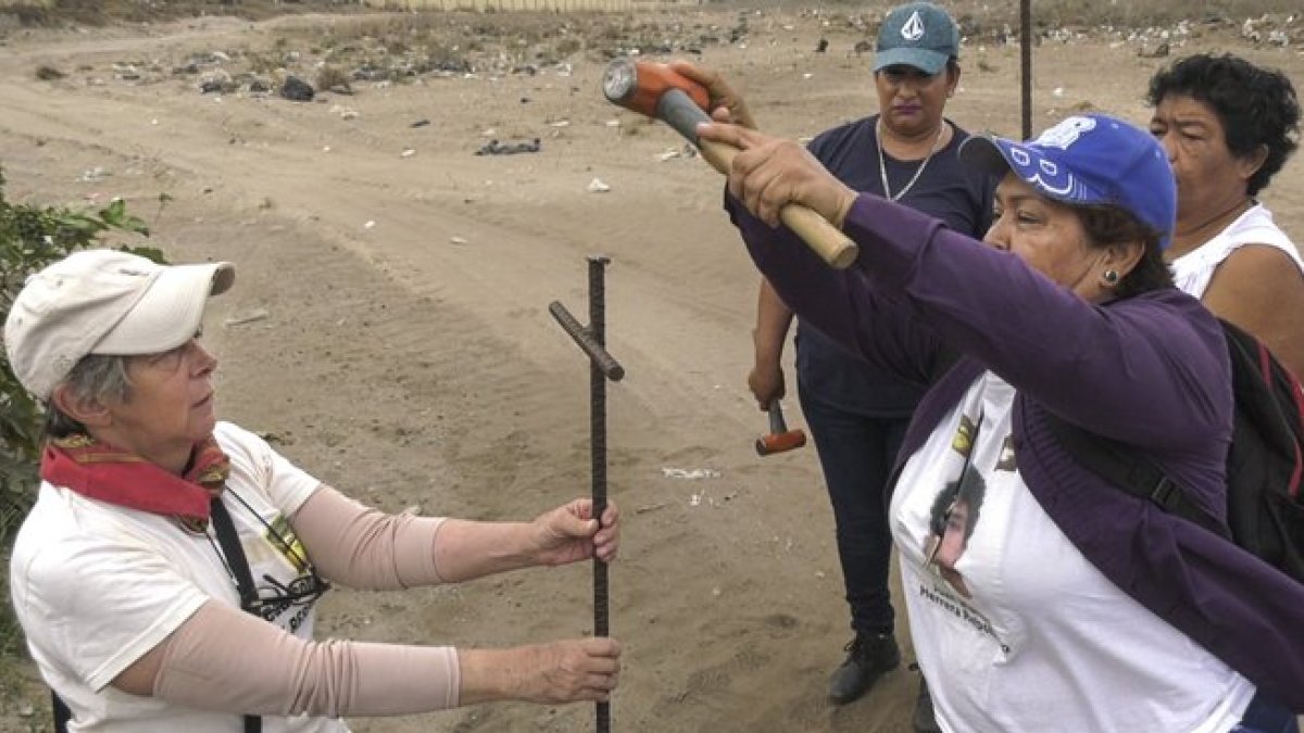Miembros del Colectivo Solecito clavan varillas en busca de cadáveres de personas desaparecidas, en Veracruz.