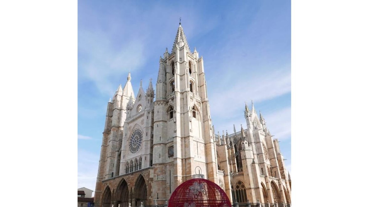 La gran bola está a los pies de la Catedral. J. F. ZARDÓN