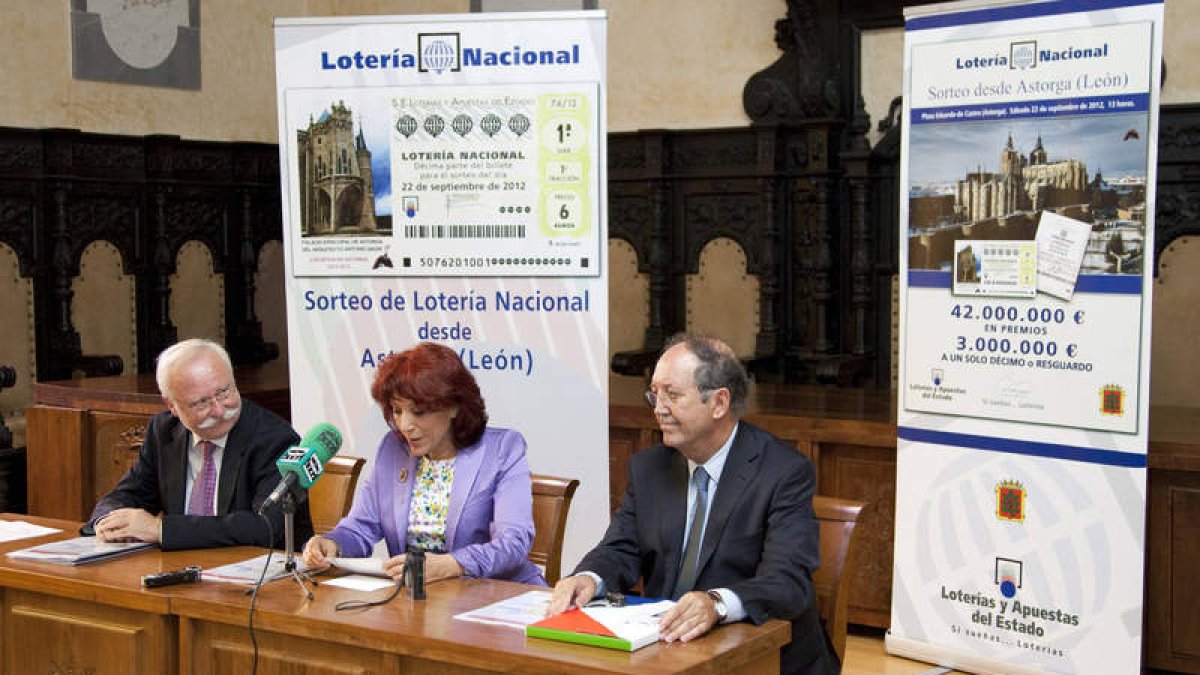 La alcaldesa de Astorga y los responsables de Loterías presentaron ayer el acto.