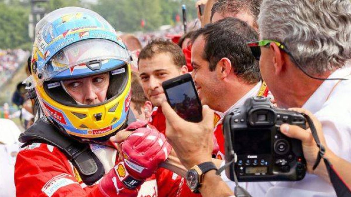 Fernando Alonso recibe las felicitaciones de su equipo tras acabar en segunda posición el GP de Hungría.