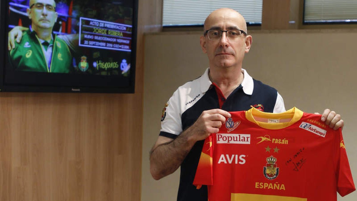 El nuevo seleccionador español Jordi Ribera posa con la camiseta durante su presentación. V. LERENA