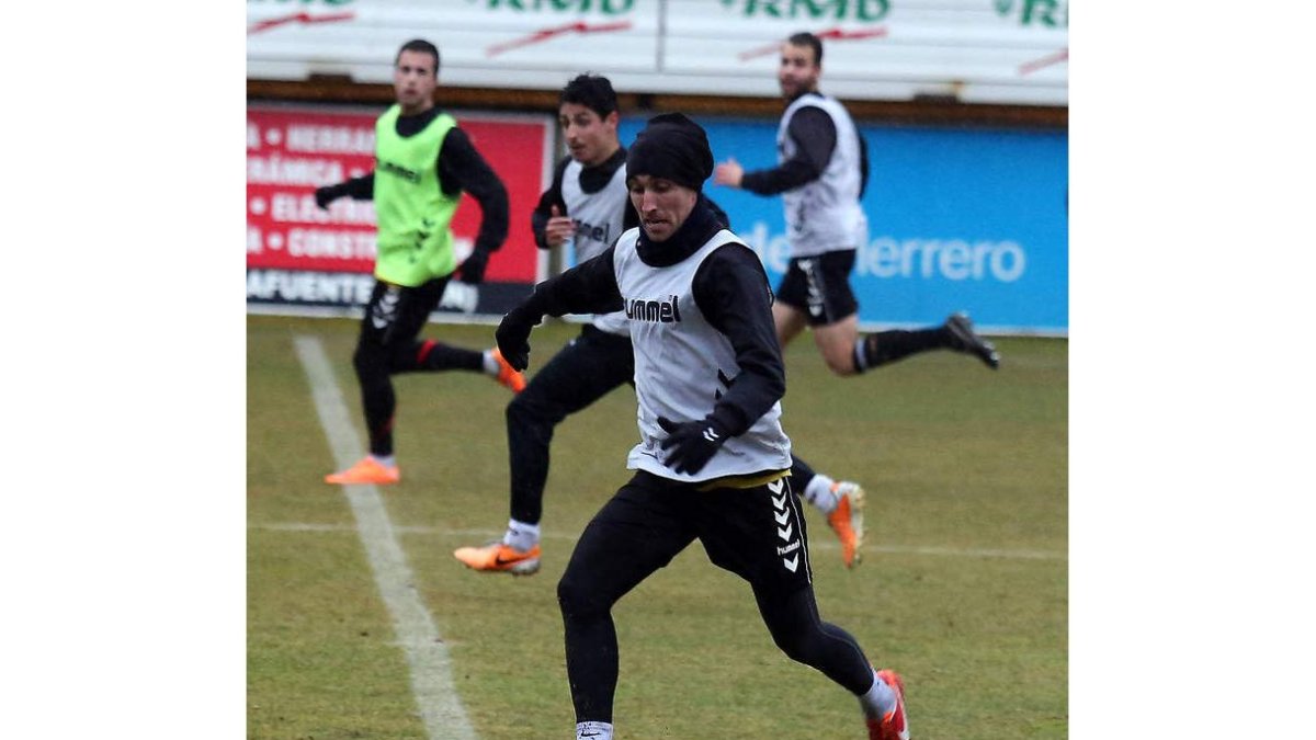 Rubén García, en primer plano, durante un entrenamiento de la Cultural esta temporada