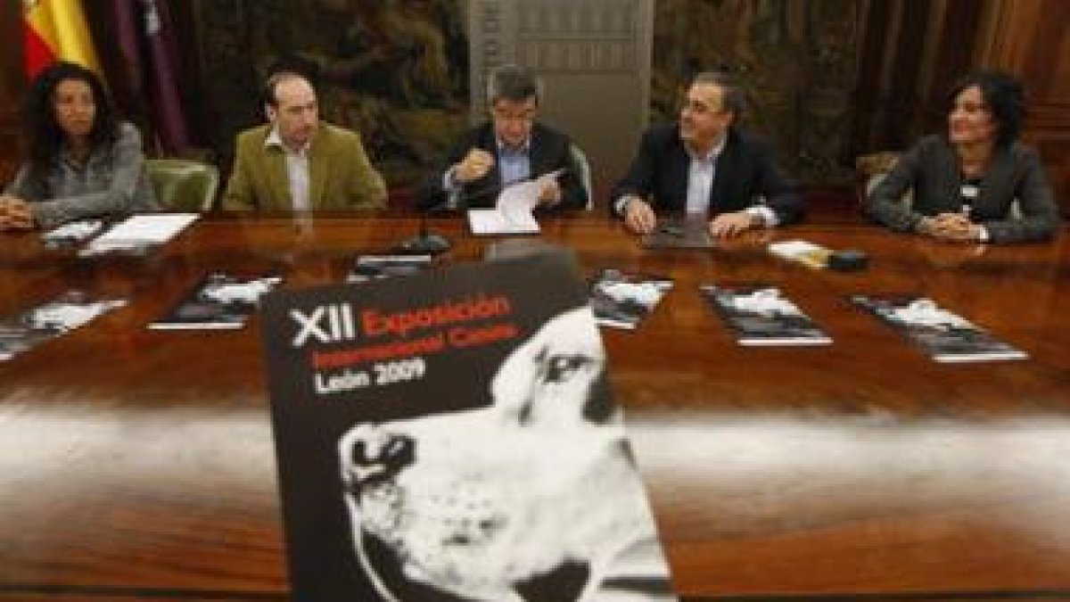 La Sociedad Canina Leonesa firmó ayer el convenio de financiación con el consistorio.