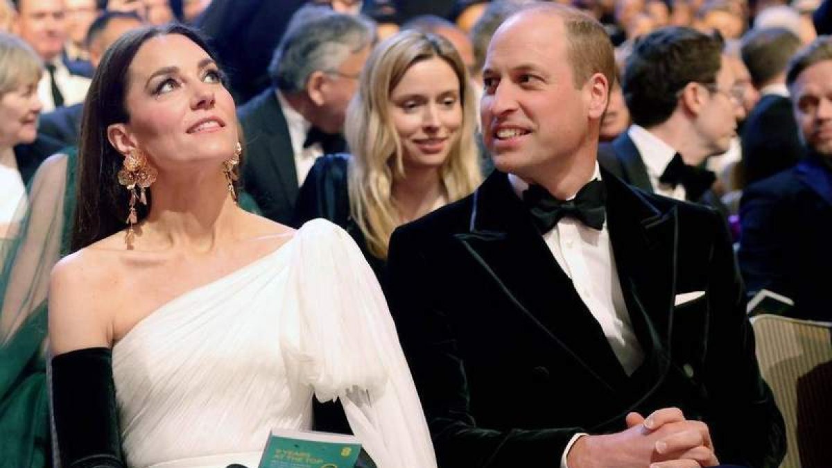 Kate Middleton con sus llamativos pendientes y el príncipe Guillermo en la ceremonia de los Bafta. DPA