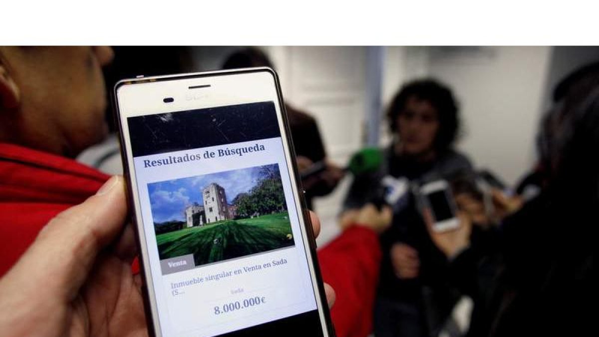Un móvil muestra la página web de una inmobiliaria donde se ha puesto a la venta, por 8 millones de euros, el pazo de Meirás.