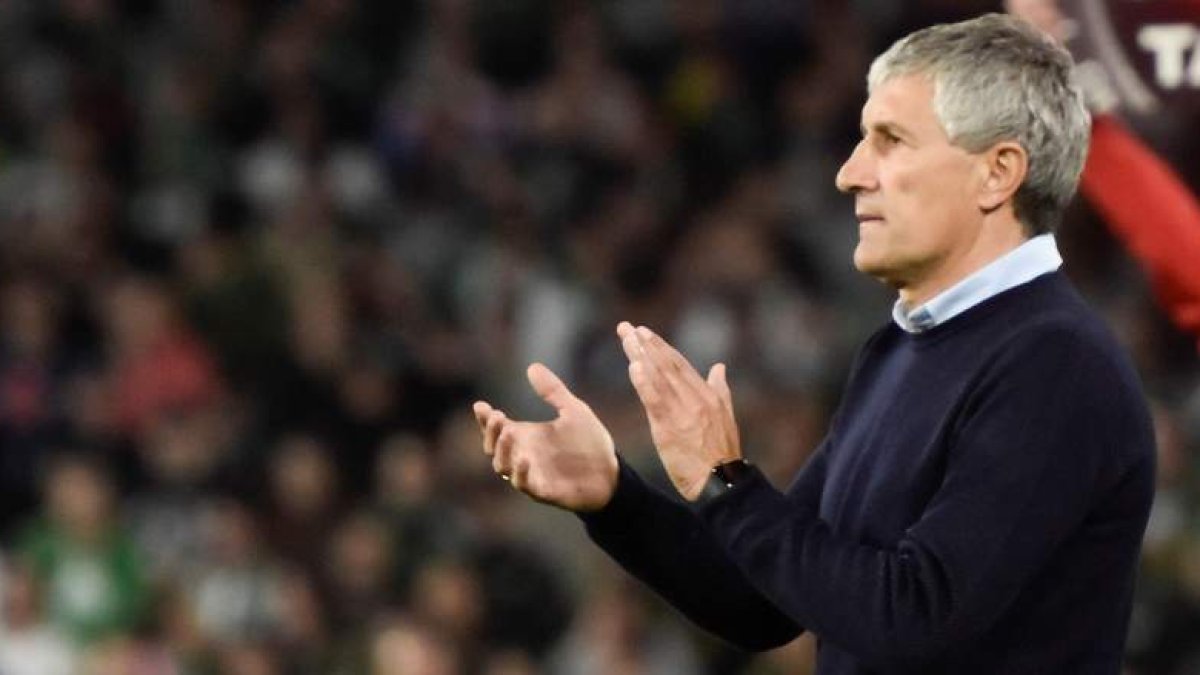 El entrenador del Real Betis, Quique Setién, aplaude la decisión de la Real Federación Española de Fútbol por la elección de Luis Enrique como seleccionador. RAÚL CARO