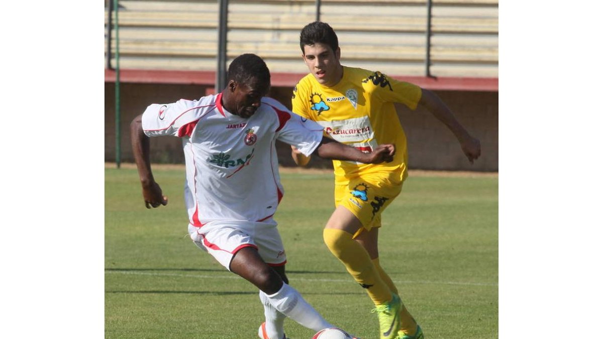 El culturalista Kabongo se lleva el balón ante un rival.
