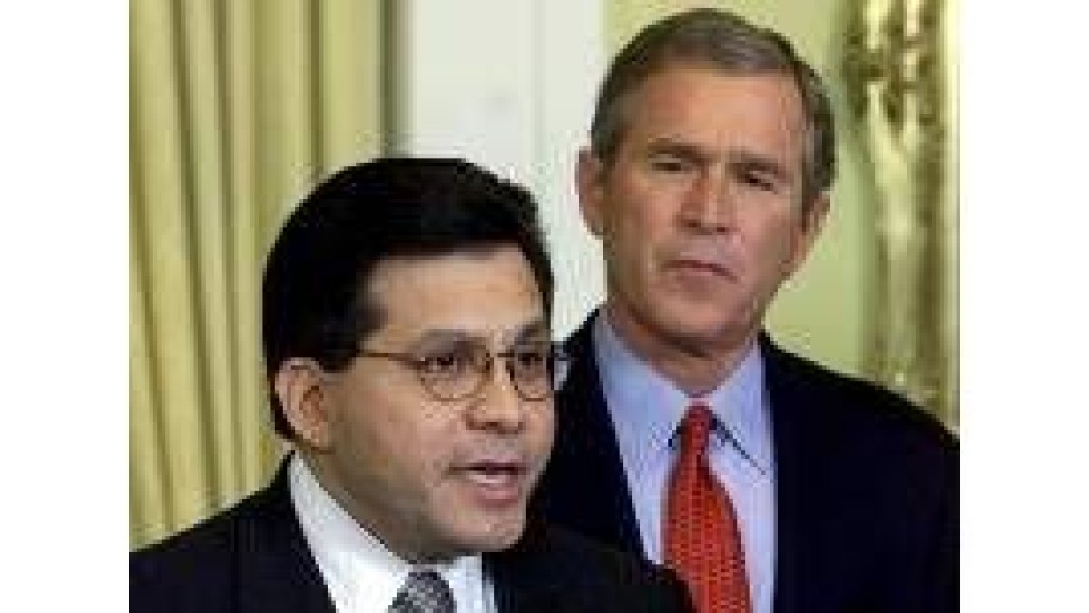 Bush observa a Alberto Gonzales en una comparecencia