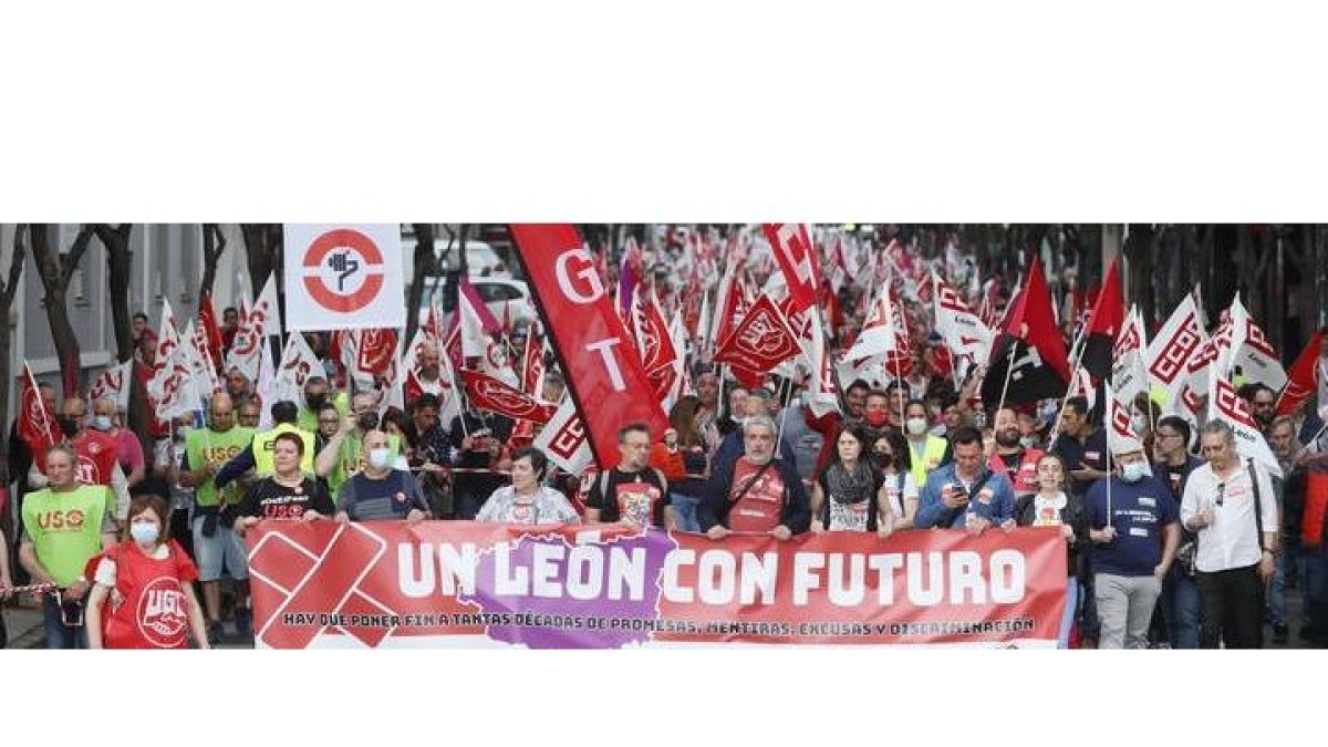 Cabeza de la manifestación en León capital el pasado 12 mayo. RAMIRO