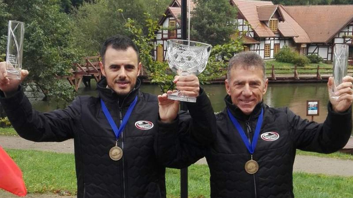 Rubén Santos Becerro y José Miguel Matilla, con sus trofeos. DL