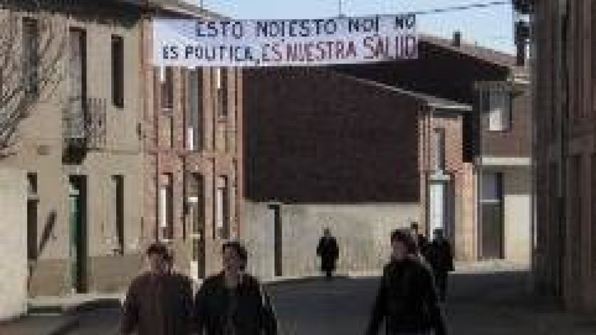 Las pancartas se colgaron el sábado por la noche