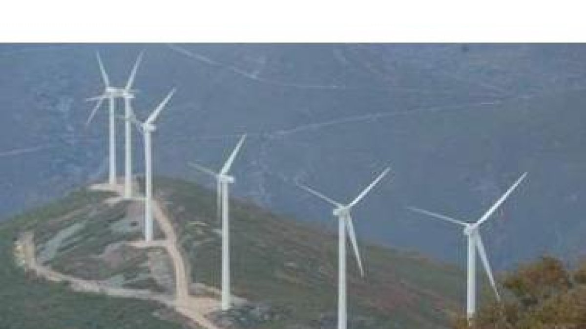 La energía eólica tiene su jornada el miércoles. En la imagen, torres eólicas del Bierzo.