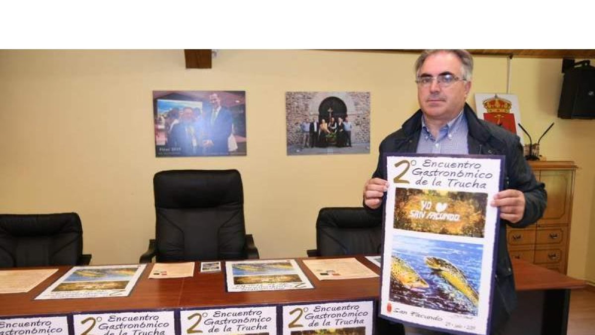 El organizador, con el cartel del evento. CEBRONES