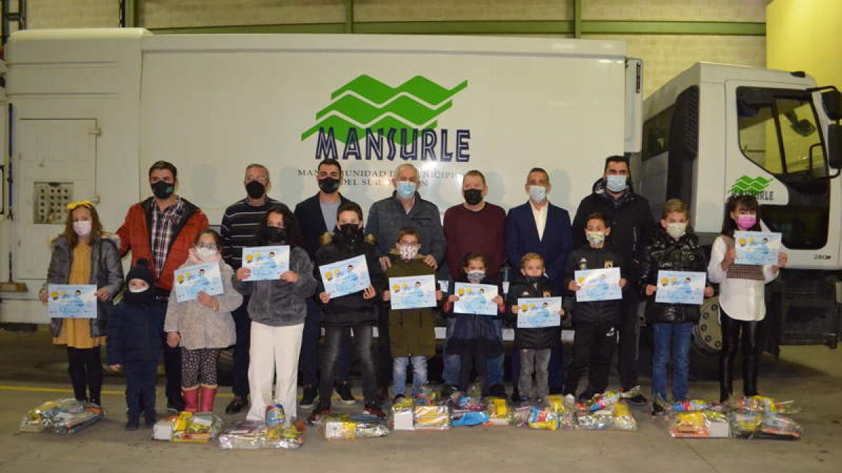 Foto de familia de todos los niños premiados con la junta directiva de Mansurle. MEDINA