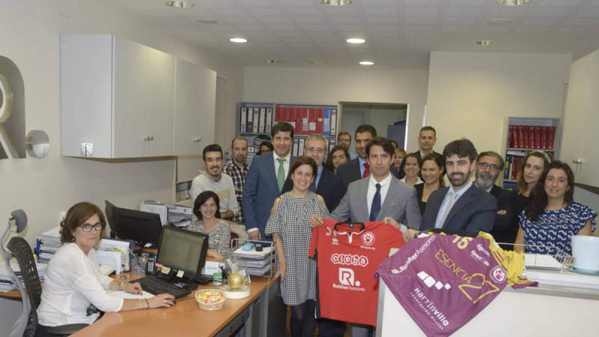 La empresa Robher Asesores con la camiseta del club. DL