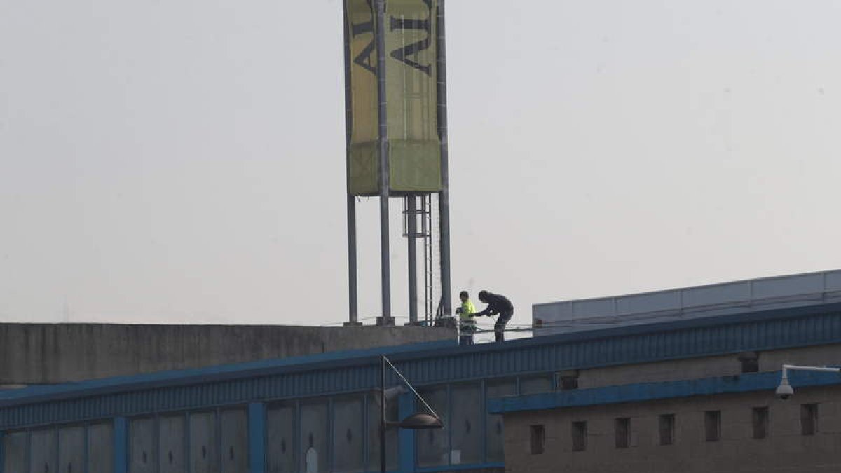 Labores de instalación de la nueva iluminación artificial del estadio El Toralín. ANA F. BARREDO