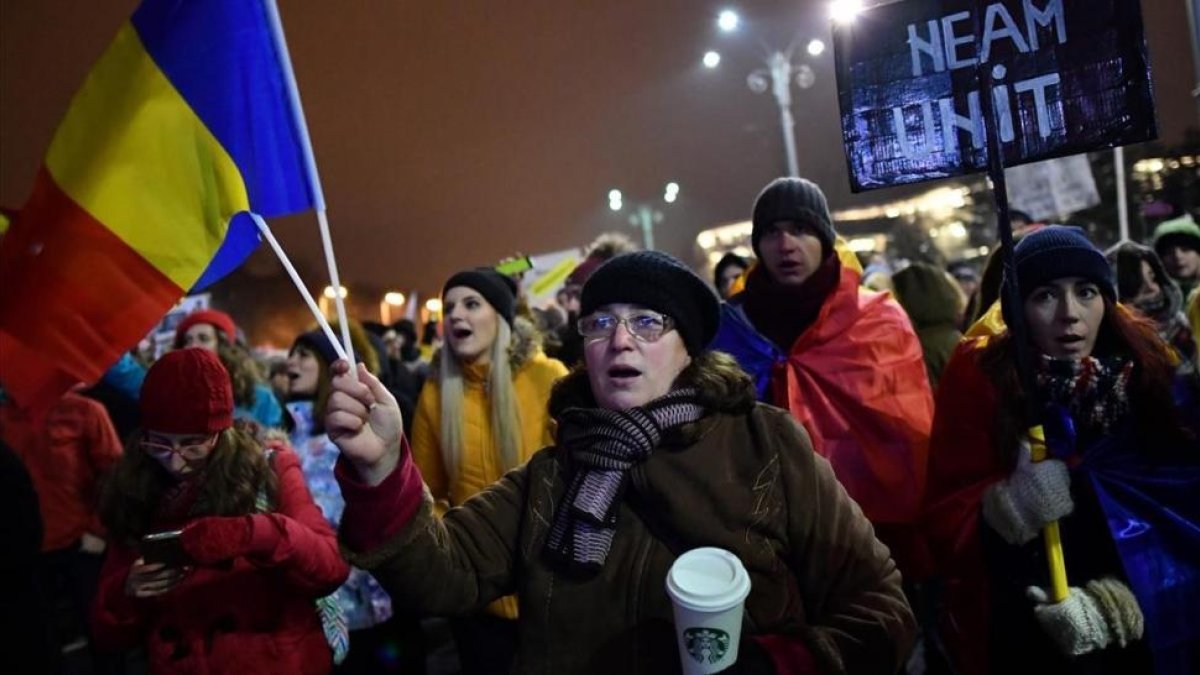 Rumanos se manifiestan contra la corrupción en Bucarest en febrero del 2017, cuando comenzó la oleada de protestas.