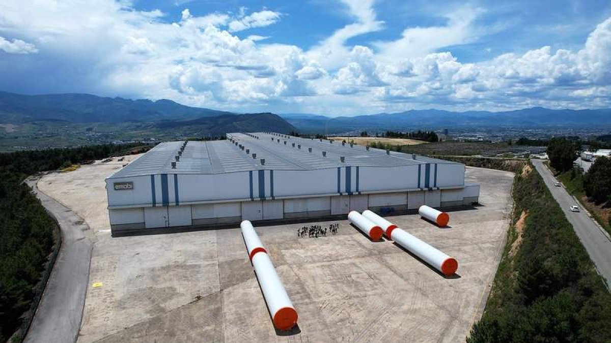 Imagen reciente de la factoría de Emobi en el polígono de La Llanada en Santo Tomás. DL