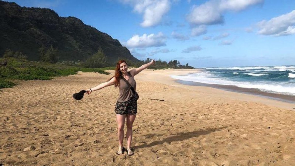 Una turista, en una playa de la isla hawaiana de Oahu, escenario donde se rodó Perdidos.