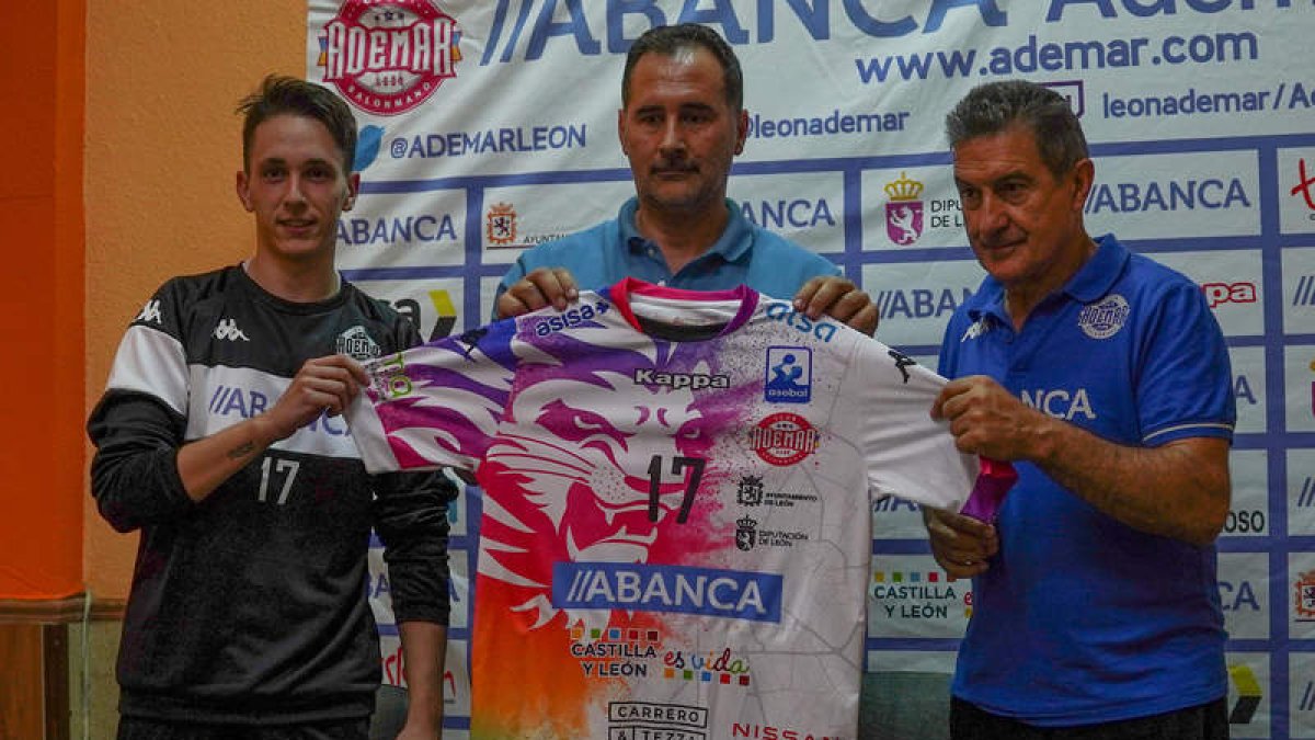 Álvaro Duarte Zapico, Javier Buján y Manolo Cadenas en la presentación del extremo izquierdo. MIGUEL F.B.