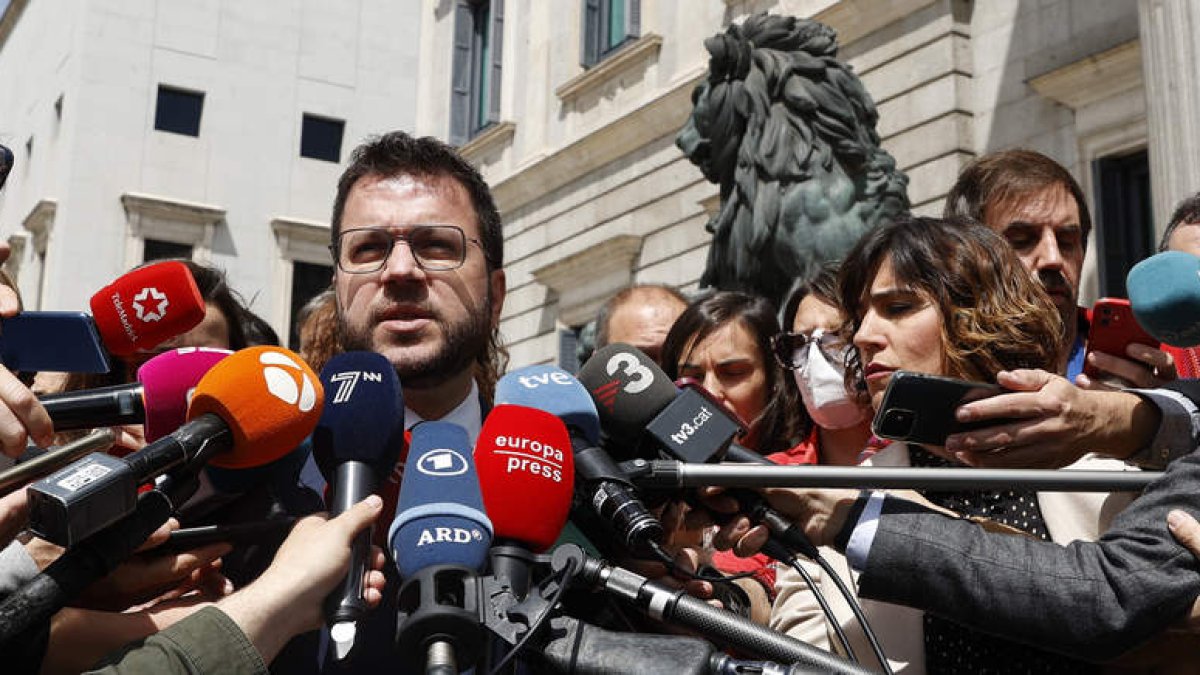 El ‘president’ de la Generalitat, Pere Aragonés, ayer a las puertas del Congreso. J. J. GUILLÉN