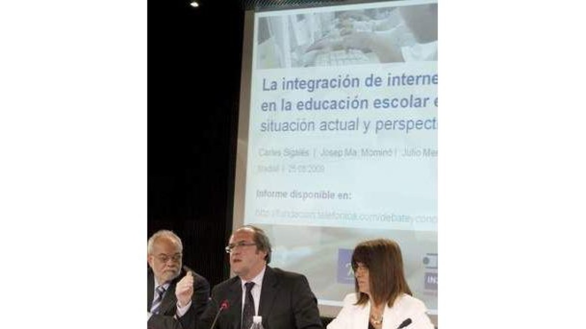 Javier Nadal, el ministro de Educación, Ángel Gabilondo, e Inma Tubella