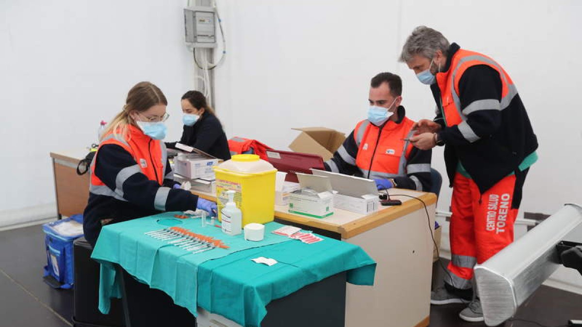 Sanitarios del Bierzo preparan la vacuna. L. DE LA MATA