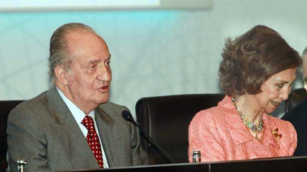 Los Reyes de España, Juan Carlos y Sofía, durante la ceremonia de entrega de las becas de la Caixa, hoy en Barcelona.