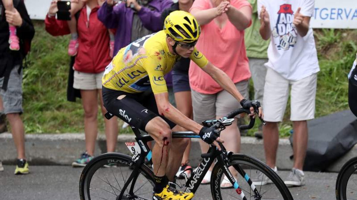 Froome, magullado tras la caída, fue capaz de cruzar la meta sin poner en peligro el liderato. KENZO