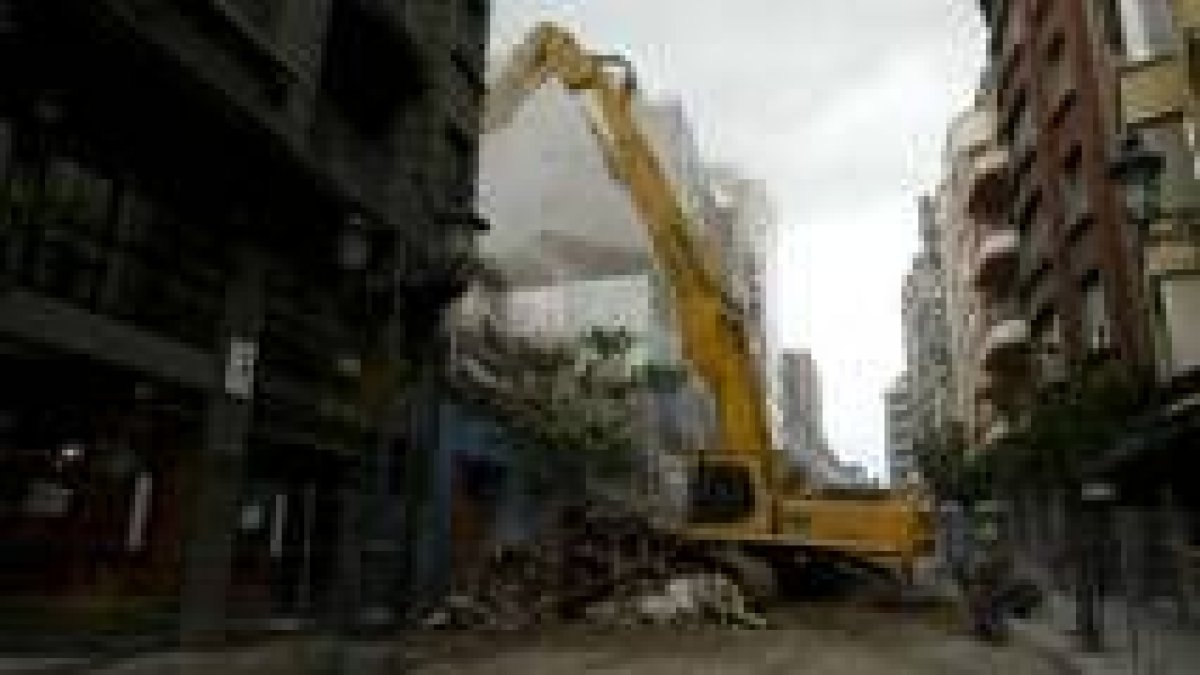 El derribo de un céntrico edificio obligó ayer a cortar el tráfico en el centro