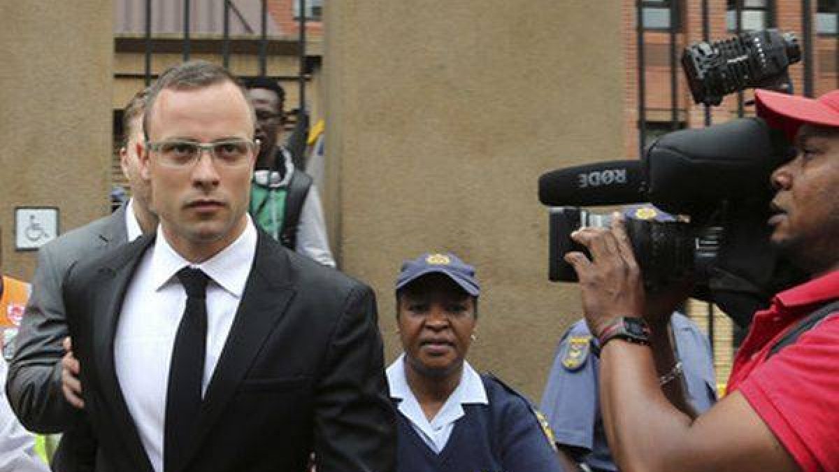 Oscar Pistorius (centro) abandona los juzgados de Pretoria, este viernes, tras el aplazamiento del juicio.