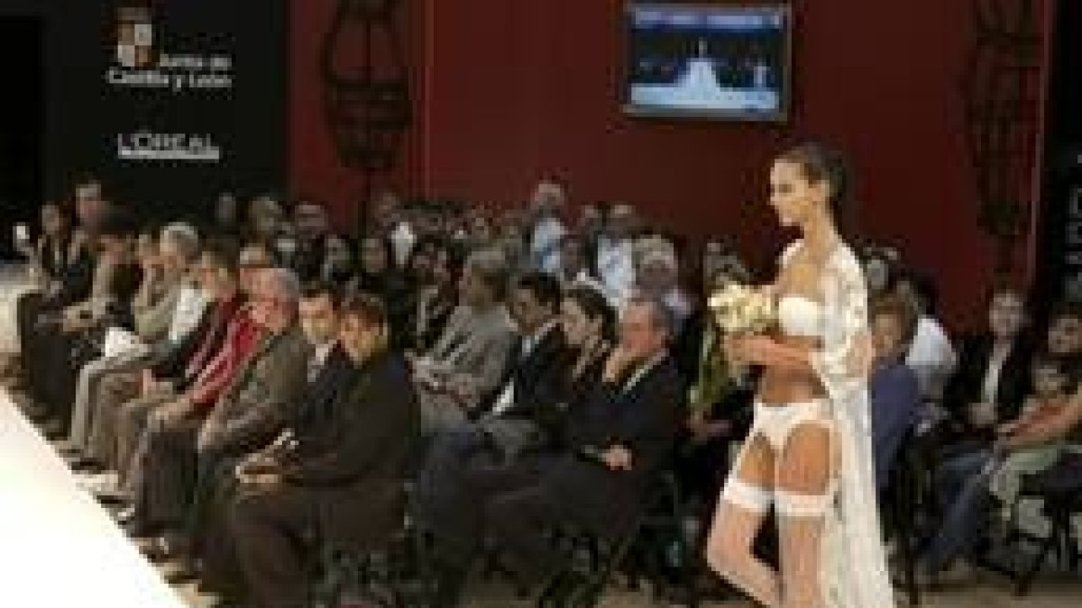Una modelo pasa una creación de Teleno en la Pasarela de Burgos
