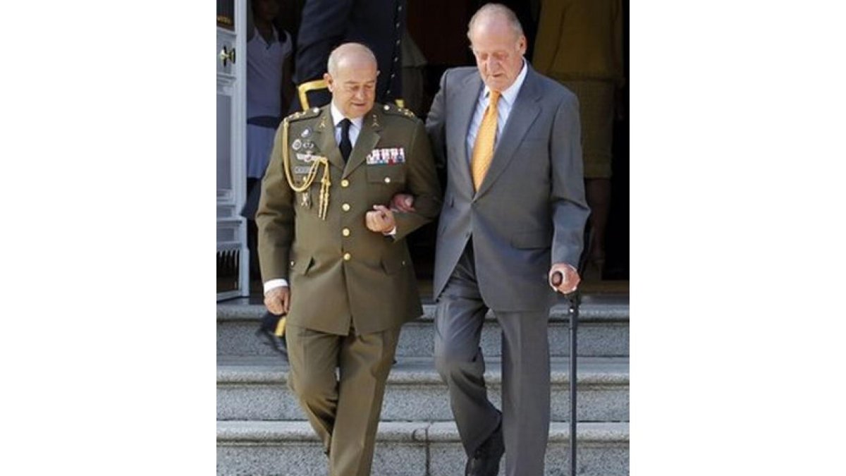 El Rey, acompañado del general Antonio de la Corte, el pasado día 19 de agosto, en la Zarzuela.