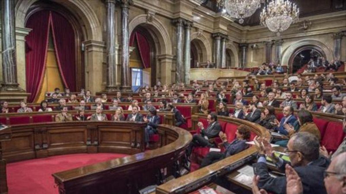 Un pleno del Parlament, que ahora entra en el parón veraniego.