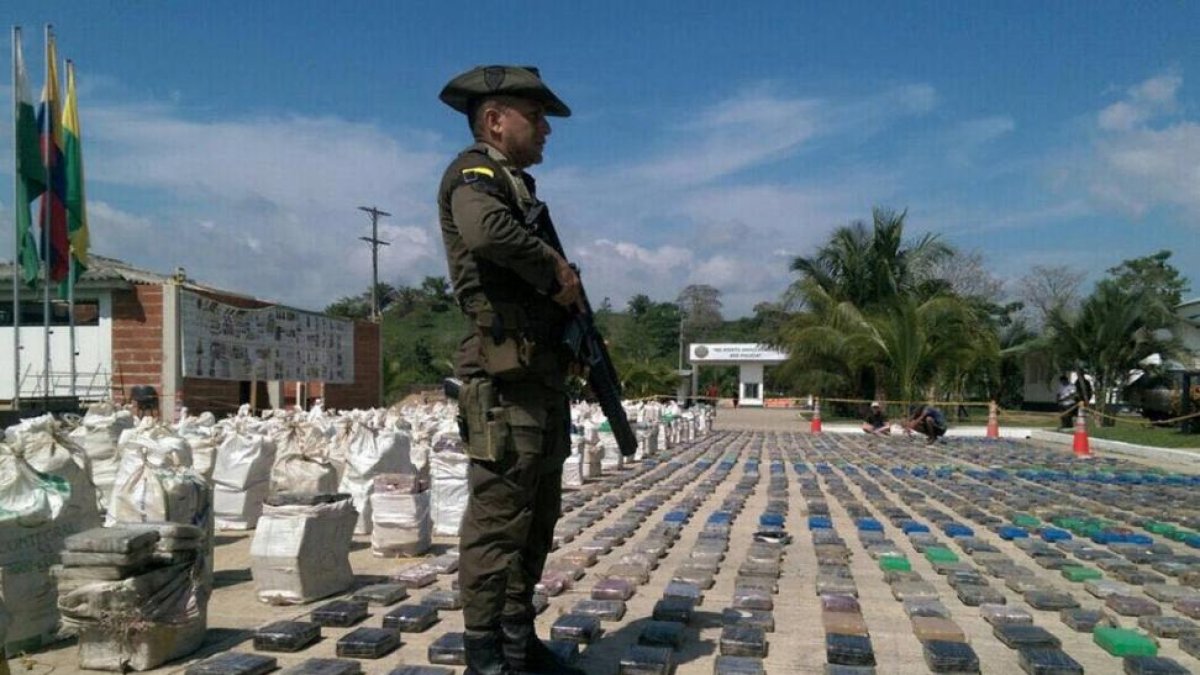 Un agente de policía vigila la zona donde se ha expuesto toda la droga, en Turbo (Colombia).
