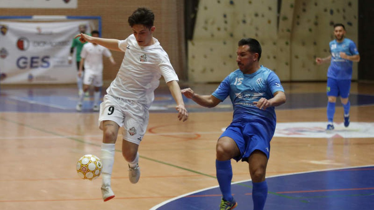 Mario Moyano controla un balón de forma espectacular. FERNANDO OTERO