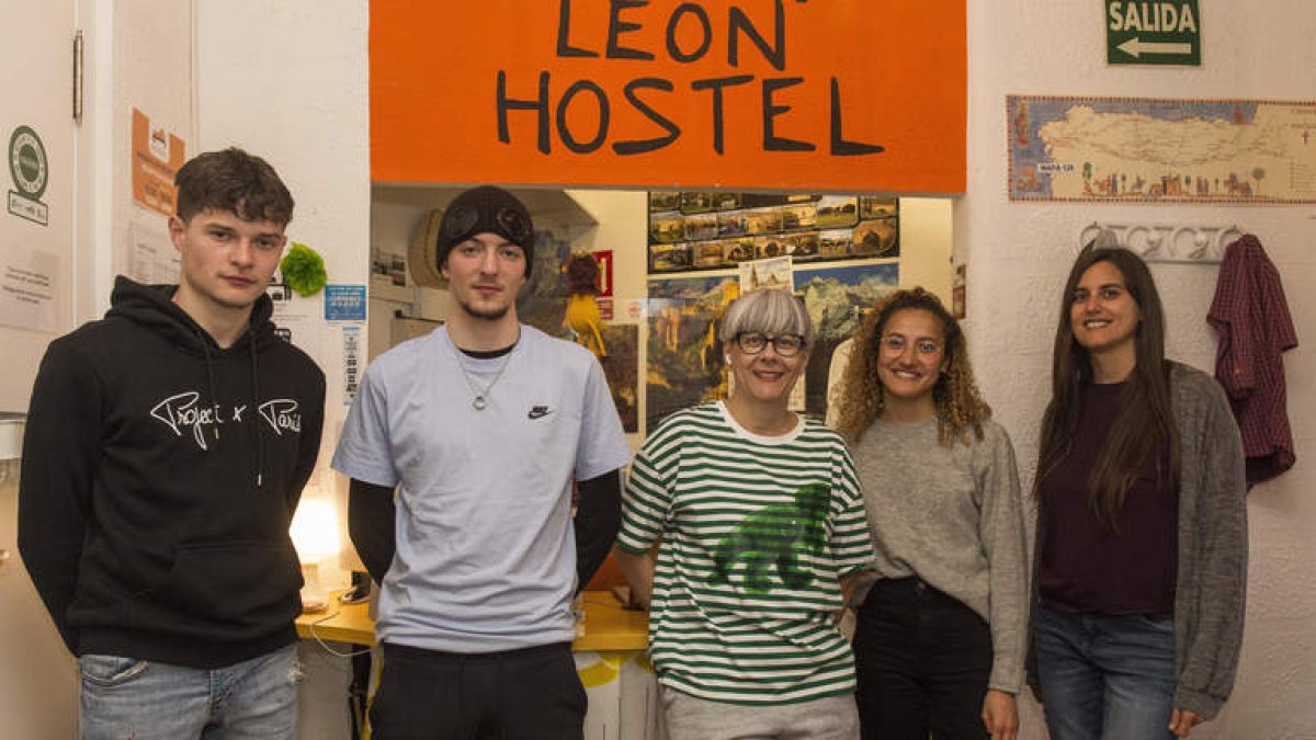 Los jóvenes con Ana López y la coordinadora de Auryn. OTERO