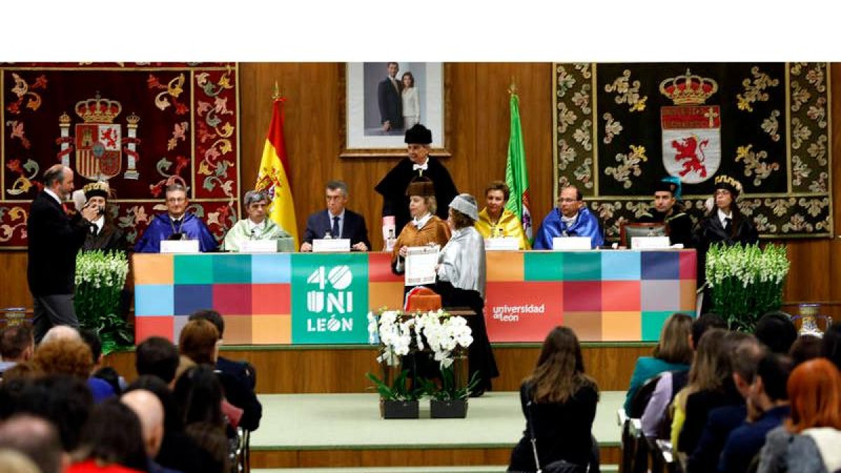 El rector de la Universidad de León presidió el protocolario acto con la entrega de premios y diplomas a los alumnos. MARCIANO PÉREZ