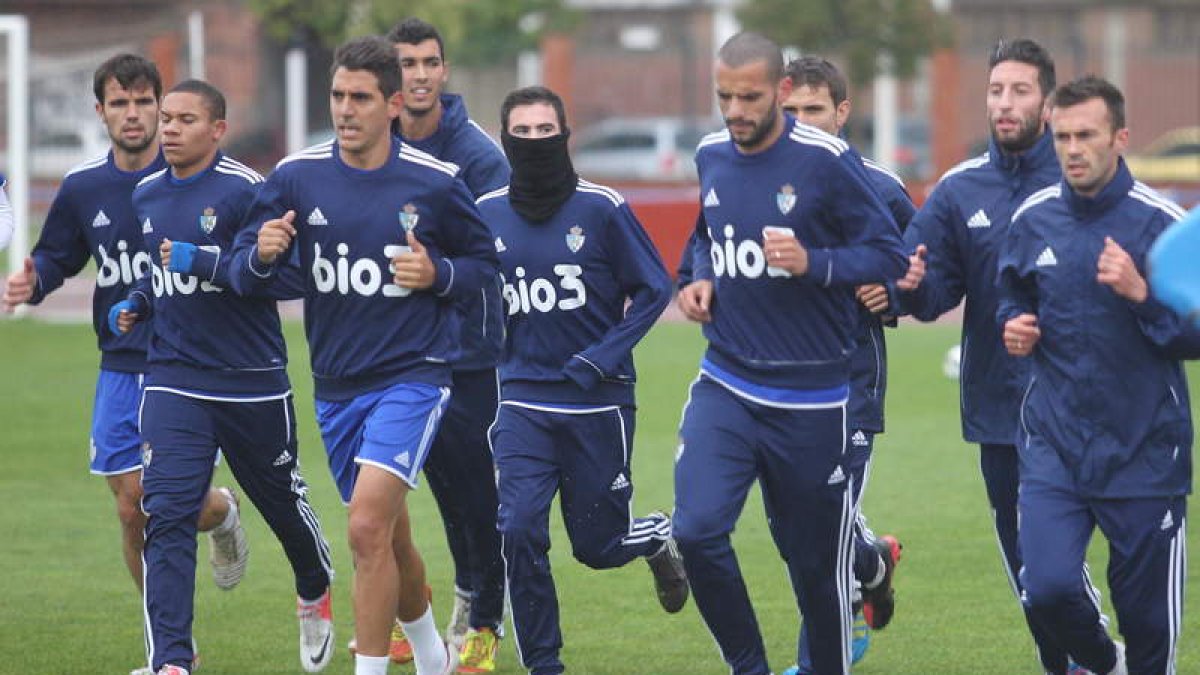 Yuri (tercero por la derecha) será hoy el principal exponente ofensivo de la Deportiva.