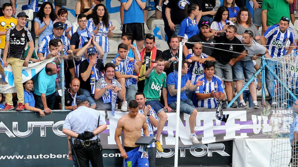 Acorán recibió un recuerdo del Frente Norte al tiempo que se despedía del estadio.
