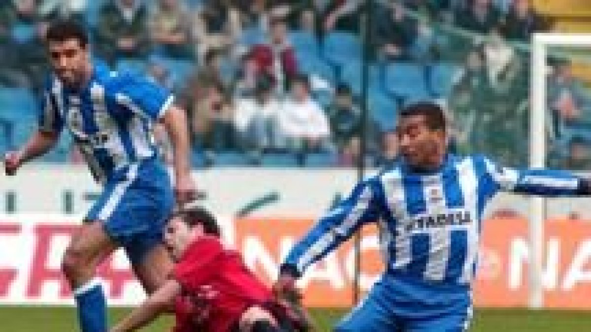 Romero, del Osasuna, cae ante los deportivistas Naybet y Mauro Silva