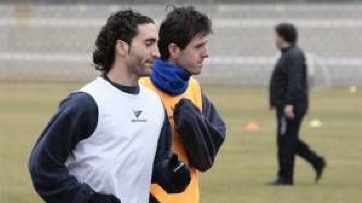 Aitor Olmo, a la izquierda, entrenó por primera vez en la Cultural junto a Asier Eizaguirre