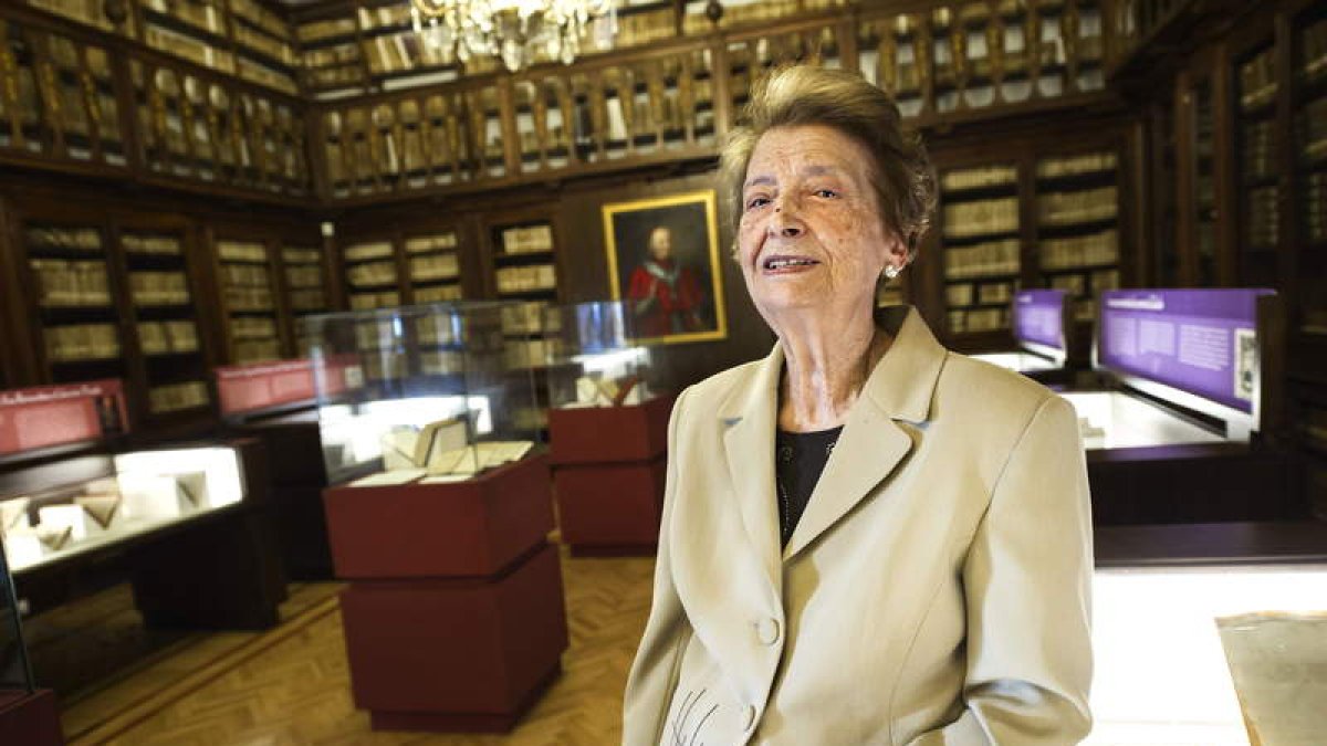 La octogenaria Julia Méndez Aparicio, que ayer fue nombrada directora honoraria de la Biblioteca de Castilla-La Mancha.