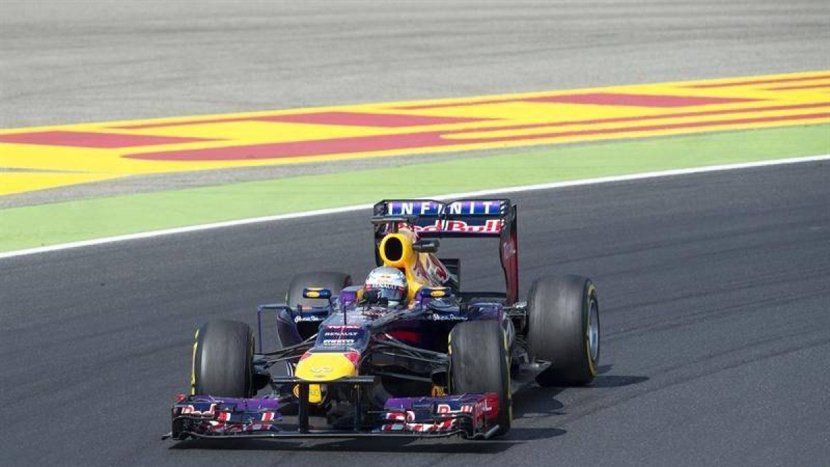 El piloto alemán de Fórmula Uno, Sebastian Vettel, del equipo Red Bull Racing, durante la primera sesión de entrenamientos libres en el circuito de Mogyorod, a 23 kilómetros de Budapest (Hungría), el 26 de julio de 2013.