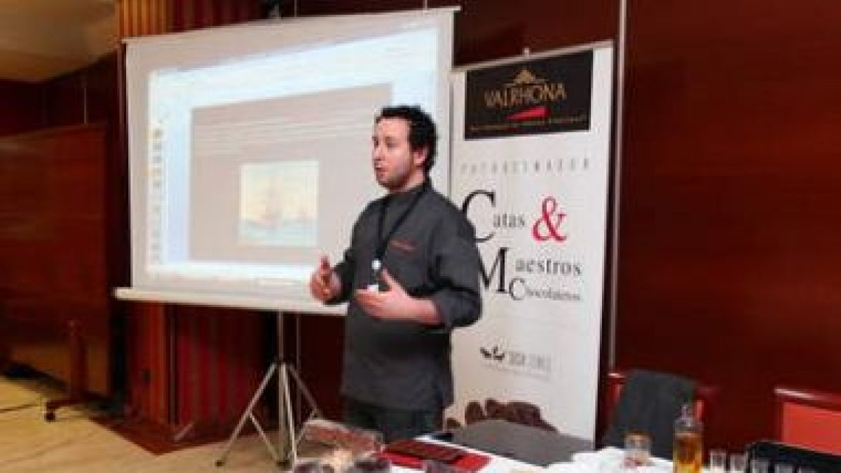 El maestro Julián Arranz impartió una charla sobre la historia del chocolate ayer en el Sica de Asto