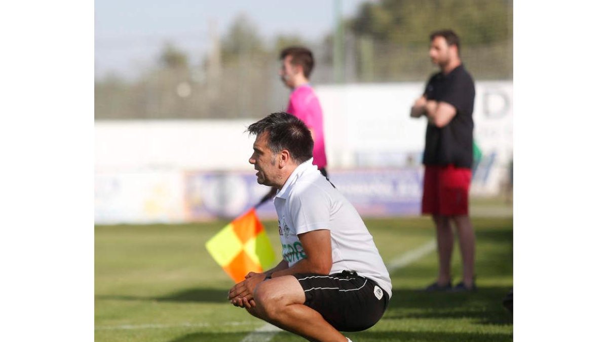 Miguel Ángel Miñambres, entrenador del Astorga. FERNANDO OTERO